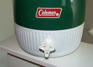 Vintage 1976 Coleman Cooler Jug Drink Dispenser - 1 Gallon With Cup Green Metal 2