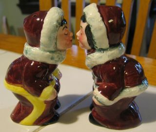 Vintage Mid Century Eskimo Boy & Girl Kissing Salt Pepper Shaker Set - Cond