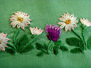 VINTAGE HAND EMBROIDERED TABLECLOTH CIRCLE OF MEADOW FLOWERS DAISIES & CLOVER 2