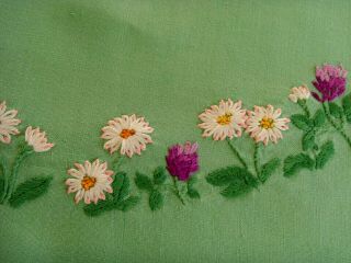 VINTAGE HAND EMBROIDERED TABLECLOTH CIRCLE OF MEADOW FLOWERS DAISIES & CLOVER 3