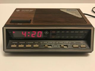 Vintage General Electric Ge Model 7 - 4616b Two Wake Times Fm Am Alarm Clock Radio