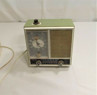 Vintage Mid - Century Avocado Montgomery Ward Airline Am/fm Clock Radio,