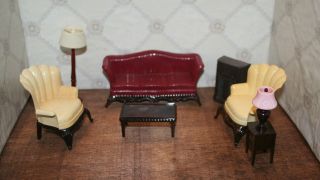 Renwal Dollhouse Plastic Living Room Furniture / Sofa 2 Chairs Lamp Radio Table
