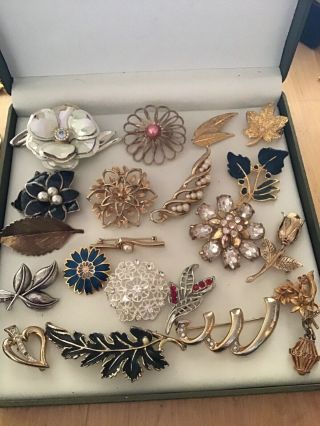 A Lovely Selection Of 20 Vintage / Modern Brooches