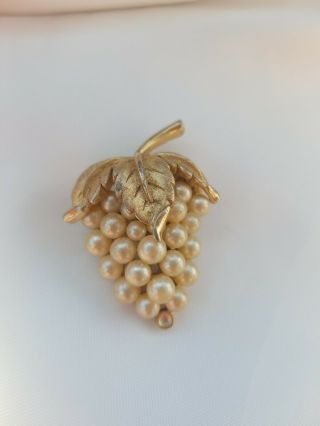 Vintage Crown Trifari Grape Cluster Brooch Pin Gold Tone Faux Pearl