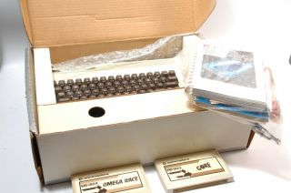 Commodore Vic 20 Computer - Early Style Sn: P383464 Manuals Games Box