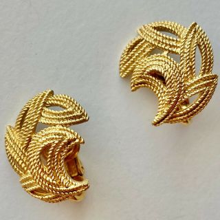 Signed Crown Trifari Vintage Gold Tone Textured Leaf Flower Clip Earrings 380