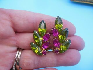 Vtg Emerald Green & Dark Pink Rhinestone Gold Tone Leaf Design Clip - On Earrings