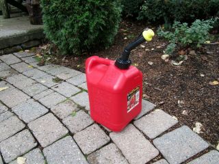 Vintage Blitz 2 Gal 8 Oz 50810 Red Plastic Easy Grip Self Venting Gas Can Usa