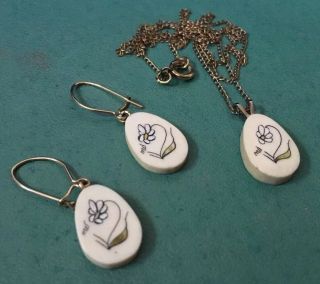 Vintage Scrimshaw Hand Painted Flower Necklace Pendant And Earrings