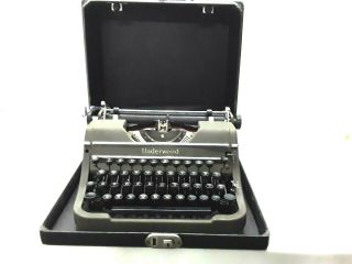 Vintage Underwood Universal Portable Typewriter W/case Wrinkle Finish.