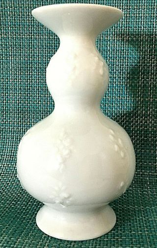 Wallendorf Flower Bud Vase White Porcelain W/ Embossed Floral 5.  25 " H Vintage Euc