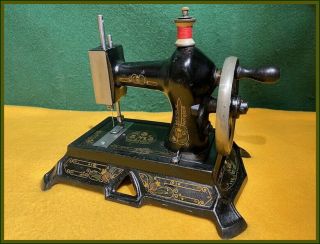 Antique Fw Muller Model 19 Cast Iron Footed Toy Hand Crank Sewing Machine