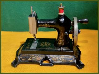 ANTIQUE FW MULLER MODEL 19 CAST IRON FOOTED TOY HAND CRANK SEWING MACHINE 2