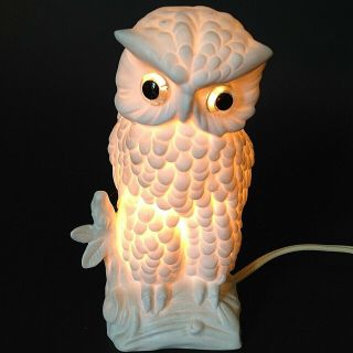 VINTAGE WHITE CERAMIC OWL LAMP NIGHT LIGHT 6 INCHES TALL. 2