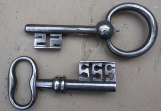 Two wrought iron Baroque 18th century chest lock keys 2