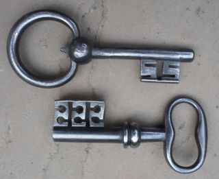 Two wrought iron Baroque 18th century chest lock keys 3