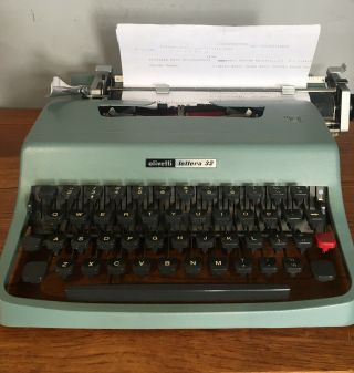 Vintage Olivetti Lettera 32 Portable Typewriter With Case