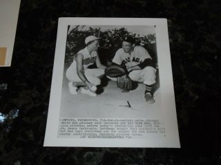 March 19,  1954 - 10 X 8 Ap Wire Photo - Chicago White Sox Jack Harshman And Dee