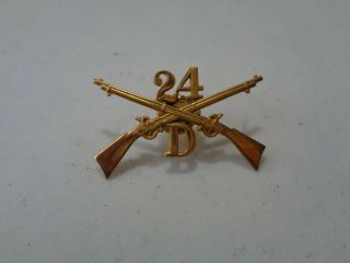 U.  S.  Military Army 24th Infantry D Company Crossed Rifles Hat Uniform Pin ]