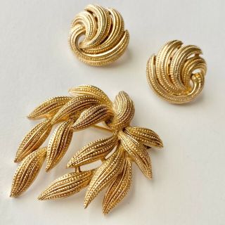 Signed Crown Trifari Vintage Textured Gold Tone Flower Brooch & Earrings Set 280