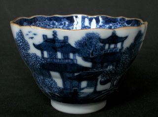Fine Chinese 18th C Qianlong Blue And White Pagoda Lakeside Tea Bowl Cup Vase 2