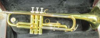 Vintage Yamaha YTR2320 Trumpet in Case 2