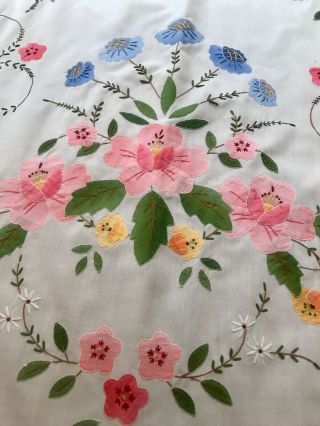 Lovely Oval Tablecloth Vintage Floral Applique Scallop Edge - 102 X 68”