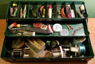 Vintage Tackle Box Full Of Lures Wood Mouse,  Rapala,  Heddon,  Frog Harness,  Reels