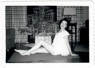 Amateur Pin - Up Vtg 1950s Snapshot Photo Of Woman Showing Legs By Christmas Tree