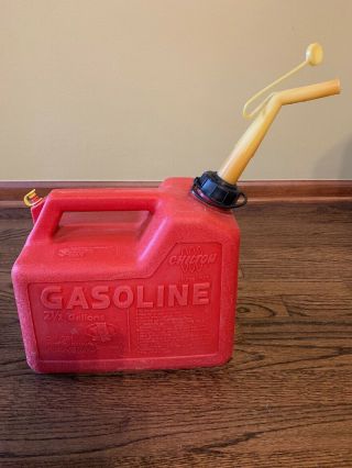 Vintage Red Plastic Chilton P25 Gas Can 2 1/2 Gallons Made In Usa