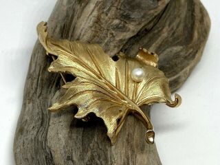 Vintage Crown Trifari Leaf Figural Gold Brooch Pin Single Pearl Signed Nature