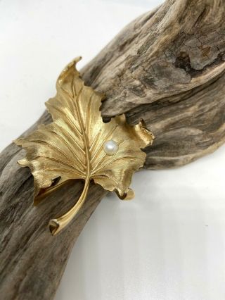 Vintage Crown Trifari Leaf Figural Gold Brooch Pin Single Pearl Signed Nature 2