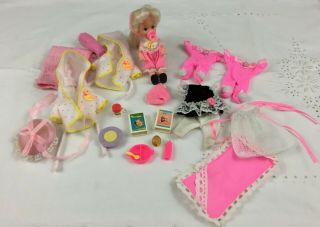 Vintage 1994 Mattel Barbie Baby Sister Kelly Doll & Clothes Food Cup Bowl Bd53