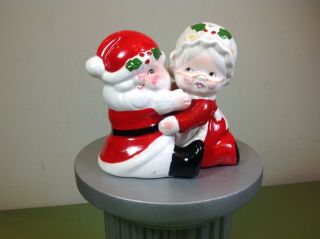 Vintage Lefton Hugging Santa And Mrs.  Claus Salt And Pepper Shaker Set.  Foil Tag