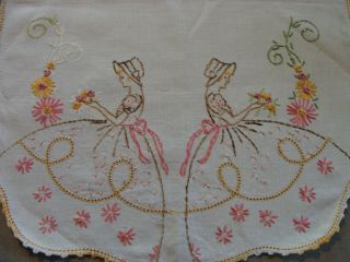 Vintage Southern Belle Embroidered And Crochet Dresser Scarf