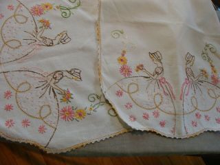Vintage Southern Belle Embroidered and Crochet Dresser Scarf 2