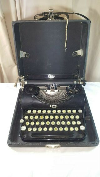 Antique/vintage Royal Junior Portable Typewriter W/ Case