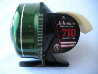 Vintage Johnson Model 710b Right - Handed Spincasting Reel