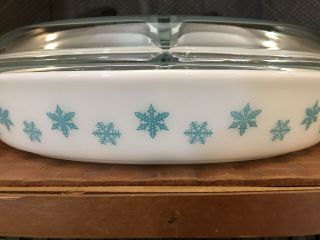 Vintage Pyrex Turquoise On White Snowflake 1.  5 Quart Divided Oval Casserole,  Lid