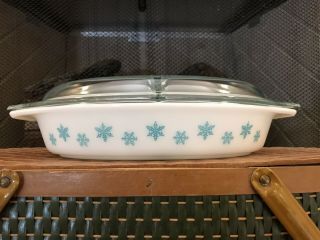 Vintage Pyrex Turquoise On White Snowflake 1.  5 Quart Divided Oval Casserole,  Lid 3
