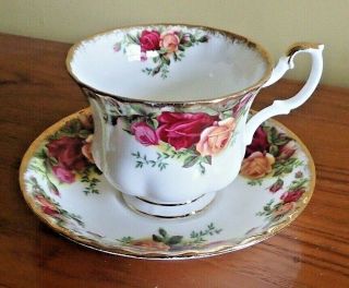 Vintage Royal Albert Old Country Roses Teacups And Saucers - Made In England