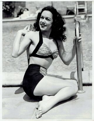 1945 Vintage Photo Leggy Barefoot Patrice Munsel Cheesecake Pose In Bathing Suit