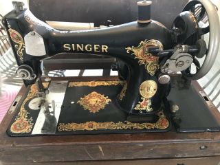 1926 SINGER SEWING MACHINE W/ LIGHT ACCESSORIES AND CASE.  ANTIQUE. 2