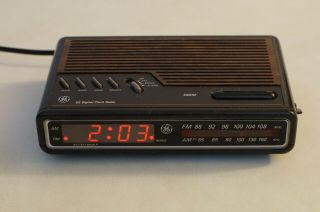 General Electric Model 7 - 4612b Ge Am/fm Alarm Clock Radio