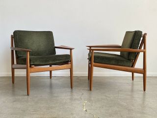 Mid Century Modern Chairs Pair