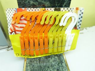 Vintage Set Of 12 Plastic Clothes Pins,  Plastic,  Made In Hong Kong (f)