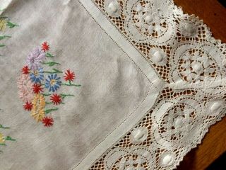 VINTAGE HAND EMBROIDERED TABLECLOTH BRIGHT PRETTY FLORALS EMBROIDERY LACE EDGE 2