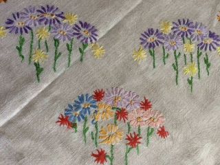 VINTAGE HAND EMBROIDERED TABLECLOTH BRIGHT PRETTY FLORALS EMBROIDERY LACE EDGE 3
