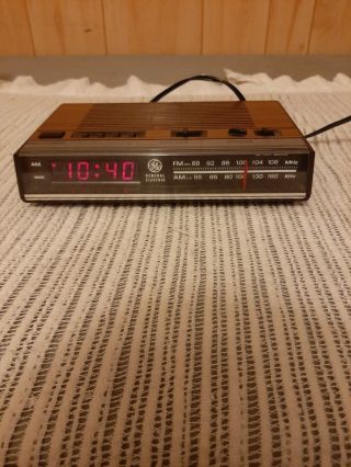 General Electric Ge 7 - 4624b Am/fm Alarm Clock Radio Vintage Simulated Woodgrain